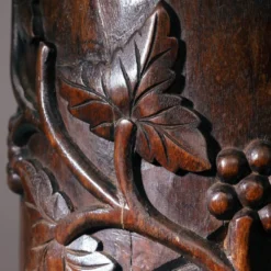 2 piédestaux en bois avec motif de vigne sculpté à la main, France années 1950