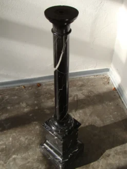Pilier ou colonne en marbre noir