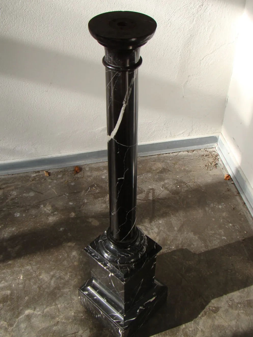 Pilier ou colonne en marbre noir