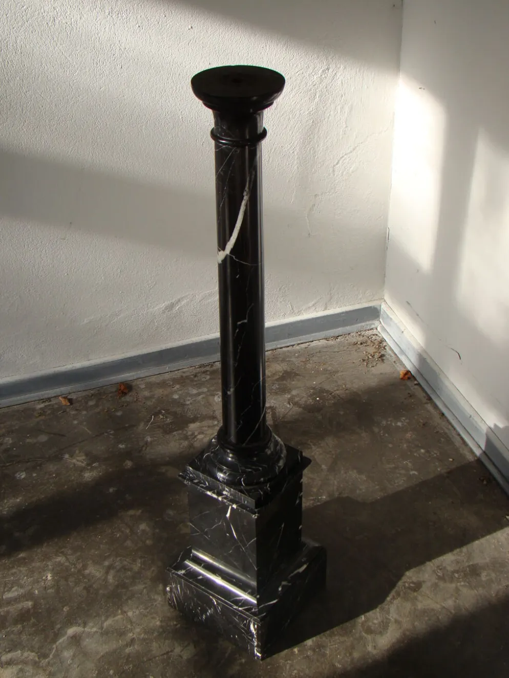 Pilier ou colonne en marbre noir