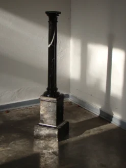 Pilier ou colonne en marbre noir