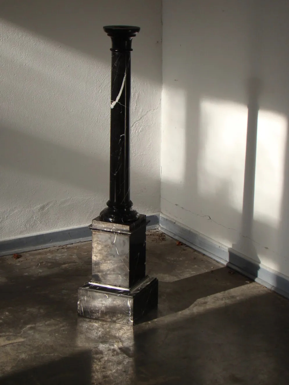 Pilier ou colonne en marbre noir