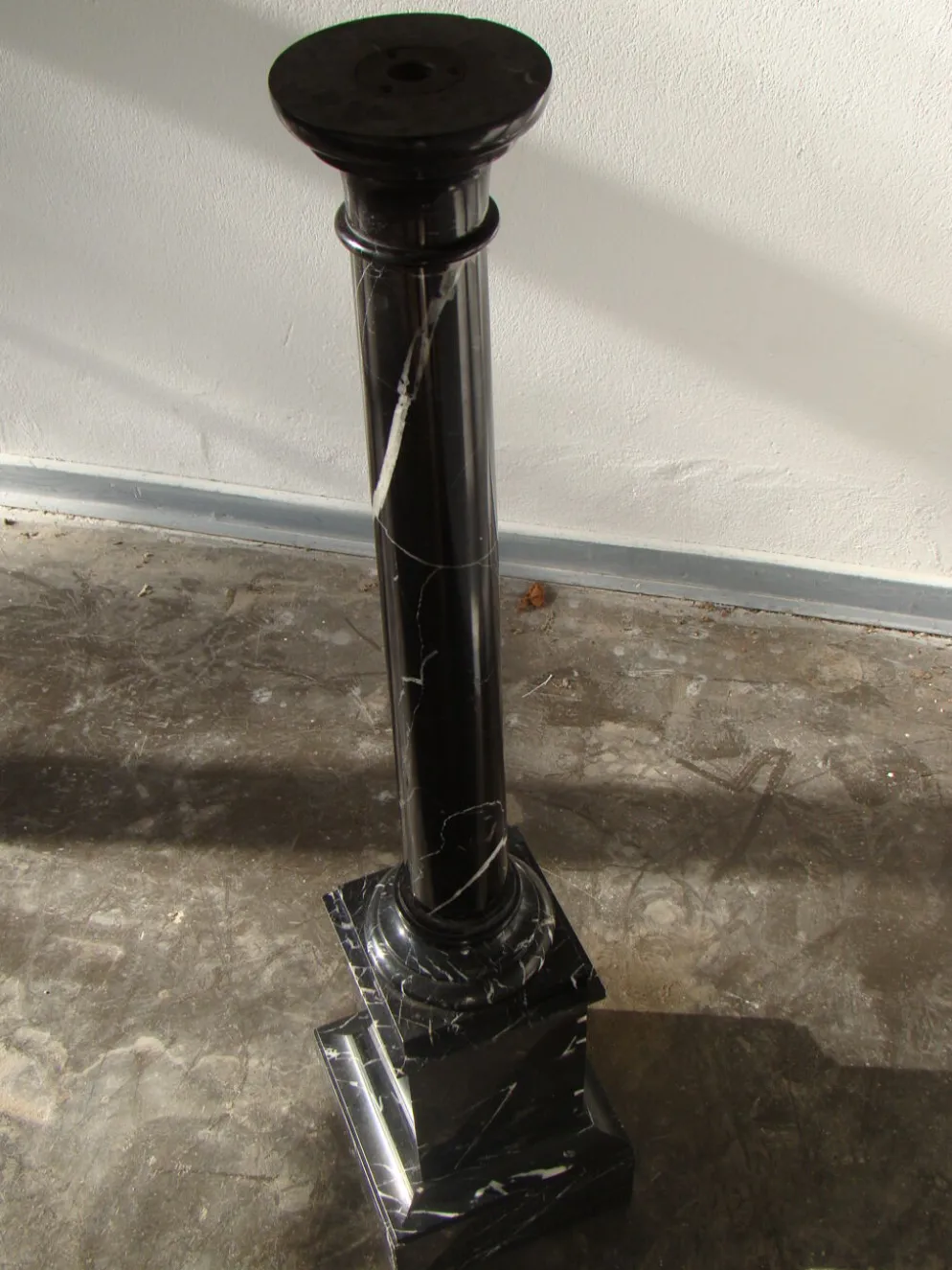 Pilier ou colonne en marbre noir