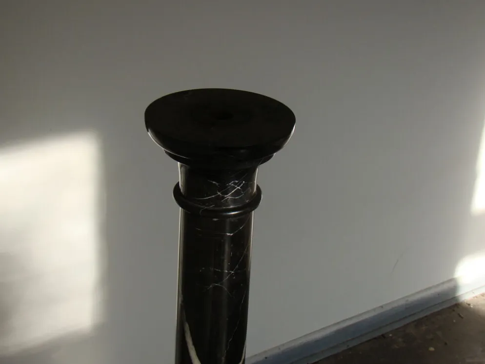 Pilier ou colonne en marbre noir