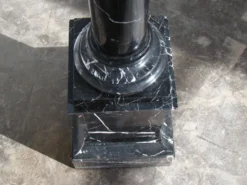 Pilier ou colonne en marbre noir