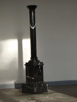 Pilier ou colonne en marbre noir