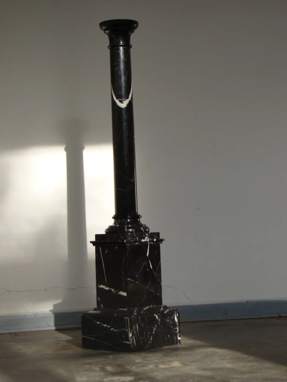 Pilier ou colonne en marbre noir
