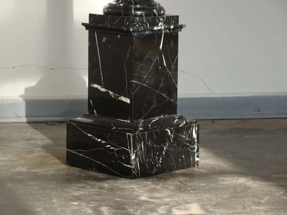 Pilier ou colonne en marbre noir