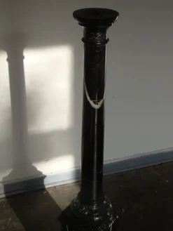Pilier ou colonne en marbre noir