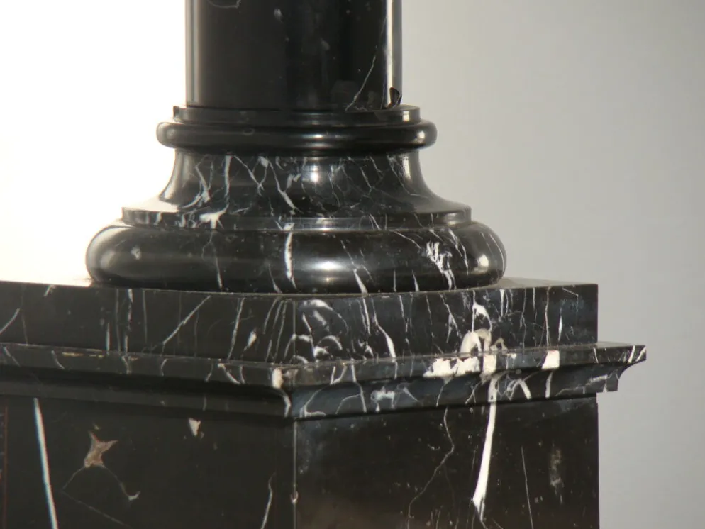 Pilier ou colonne en marbre noir