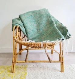Plaid tissé main vert et lin à fines rayures - franges fines