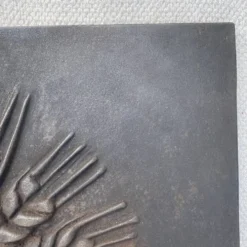 Plaque de cheminée moderniste signée Quellier , Femme aux épis de blé