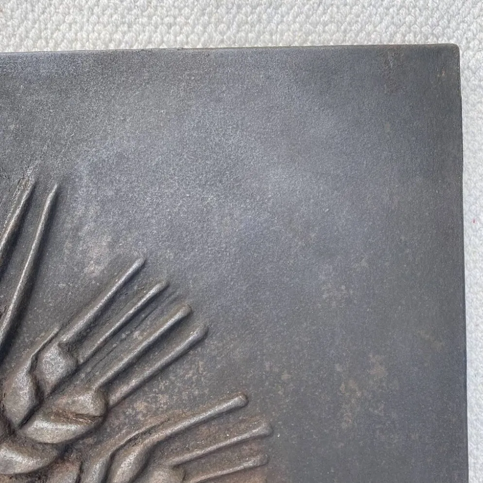 Plaque de cheminée moderniste signée Quellier , Femme aux épis de blé