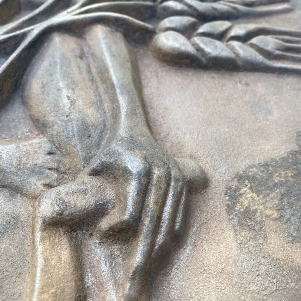Plaque de cheminée moderniste signée Quellier , Femme aux épis de blé