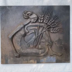 Plaque de cheminée moderniste signée Quellier , Femme aux épis de blé