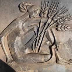 Plaque de cheminée moderniste signée Quellier , Femme aux épis de blé