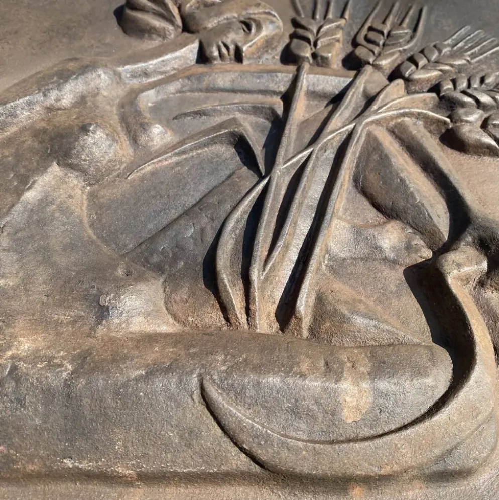 Plaque de cheminée moderniste signée Quellier , Femme aux épis de blé