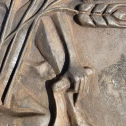 Plaque de cheminée moderniste signée Quellier , Femme aux épis de blé