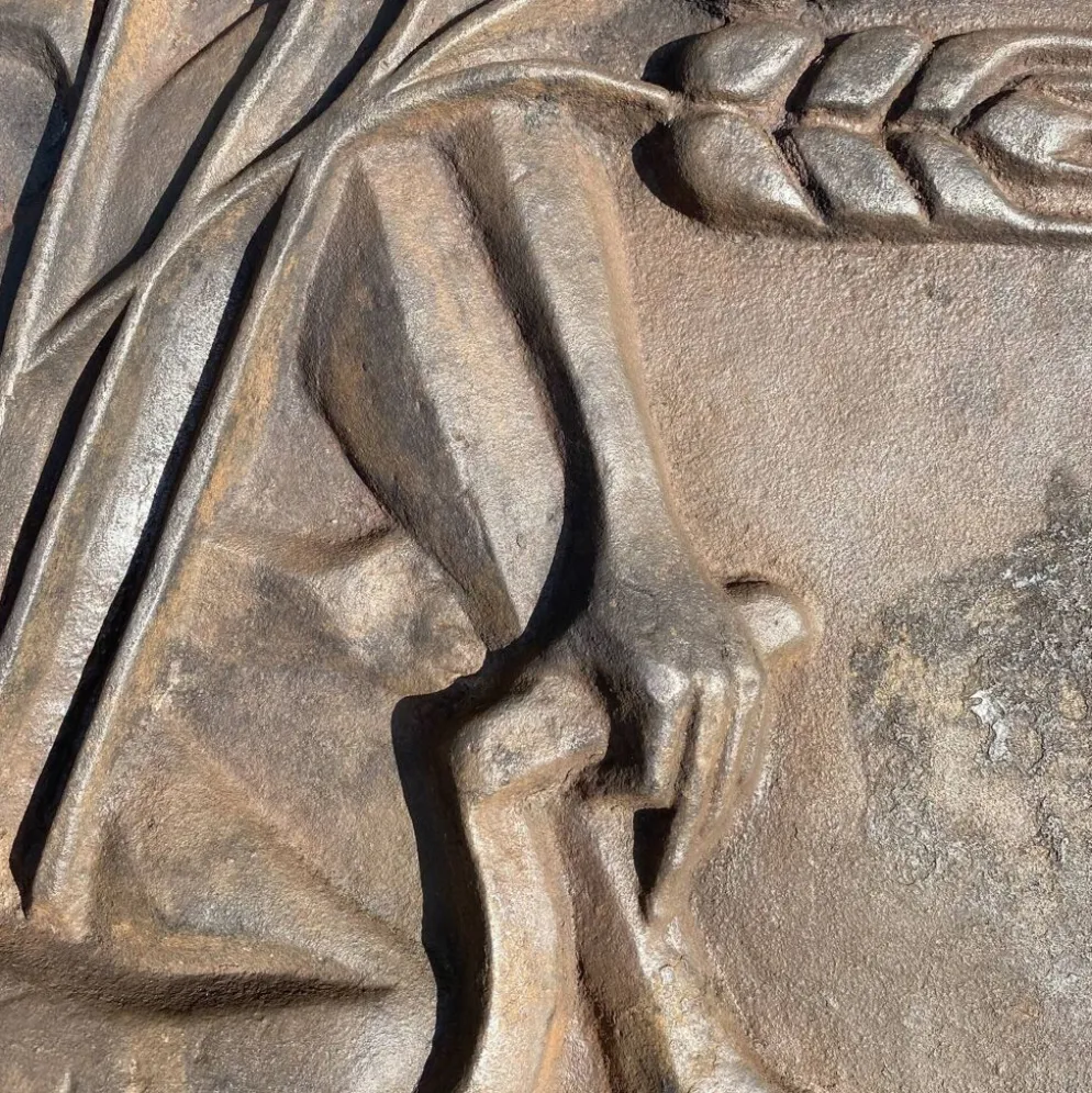 Plaque de cheminée moderniste signée Quellier , Femme aux épis de blé