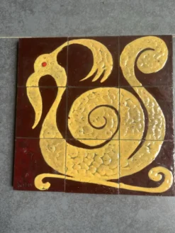 Plaque de céramique motif zoomorphe composée de 9 carreaux