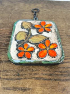 Plaque murale céramique vintage 60s/70s style Vallauris / Fat Lava fleurs orange