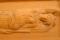 Plaque murale Femme baigneuse, bas-relief en terre cuite