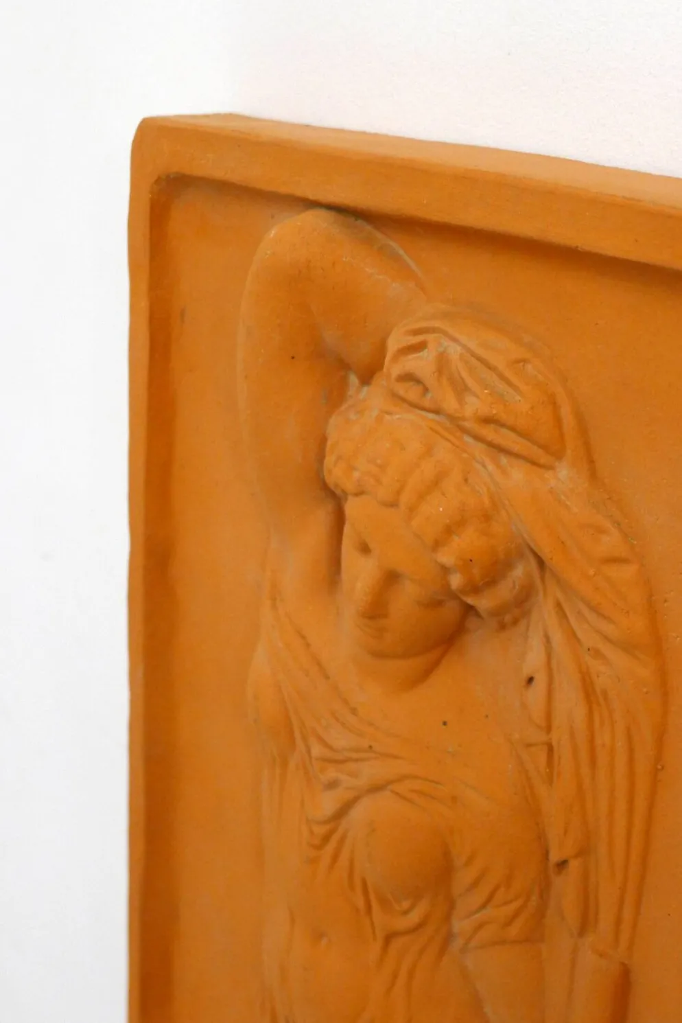 Plaque murale Femme baigneuse, bas-relief en terre cuite