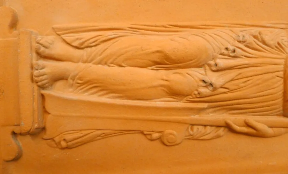 Plaque murale Femme baigneuse, bas-relief en terre cuite