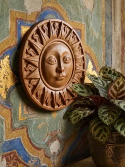 Plaque murale soleil anthropomorphe en terre cuite patinée, Italie 1996