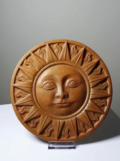 Plaque murale soleil anthropomorphe en terre cuite patinée, Italie 1996