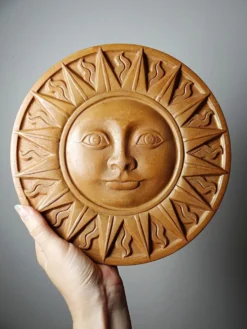 Plaque murale soleil anthropomorphe en terre cuite patinée, Italie 1996