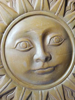 Plaque murale soleil anthropomorphe en terre cuite patinée, Italie 1996