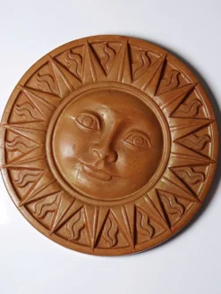 Plaque murale soleil anthropomorphe en terre cuite patinée, Italie 1996