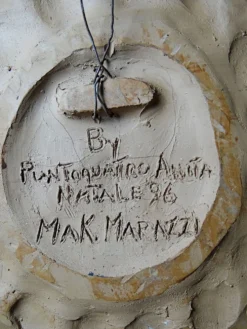 Plaque murale soleil anthropomorphe en terre cuite patinée, Italie 1996