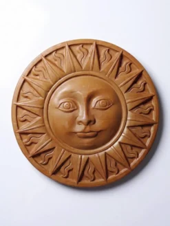 Plaque murale soleil anthropomorphe en terre cuite patinée, Italie 1996