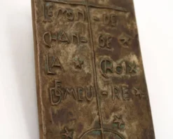Plaque religieuse murale moderniste en bronze avec dicton, années 50