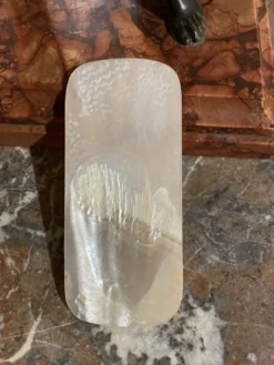 Plaque sculptée en nacre, deux jeunes filles au bain