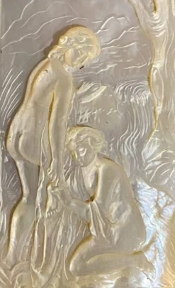 Plaque sculptée en nacre, deux jeunes filles au bain