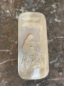 Plaque sculptée en nacre, deux jeunes filles au bain