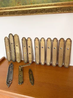 13 plaques de propreté anciennes en laiton perlé et poignée – XIXe