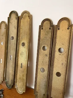13 plaques de propreté anciennes en laiton perlé et poignée – XIXe