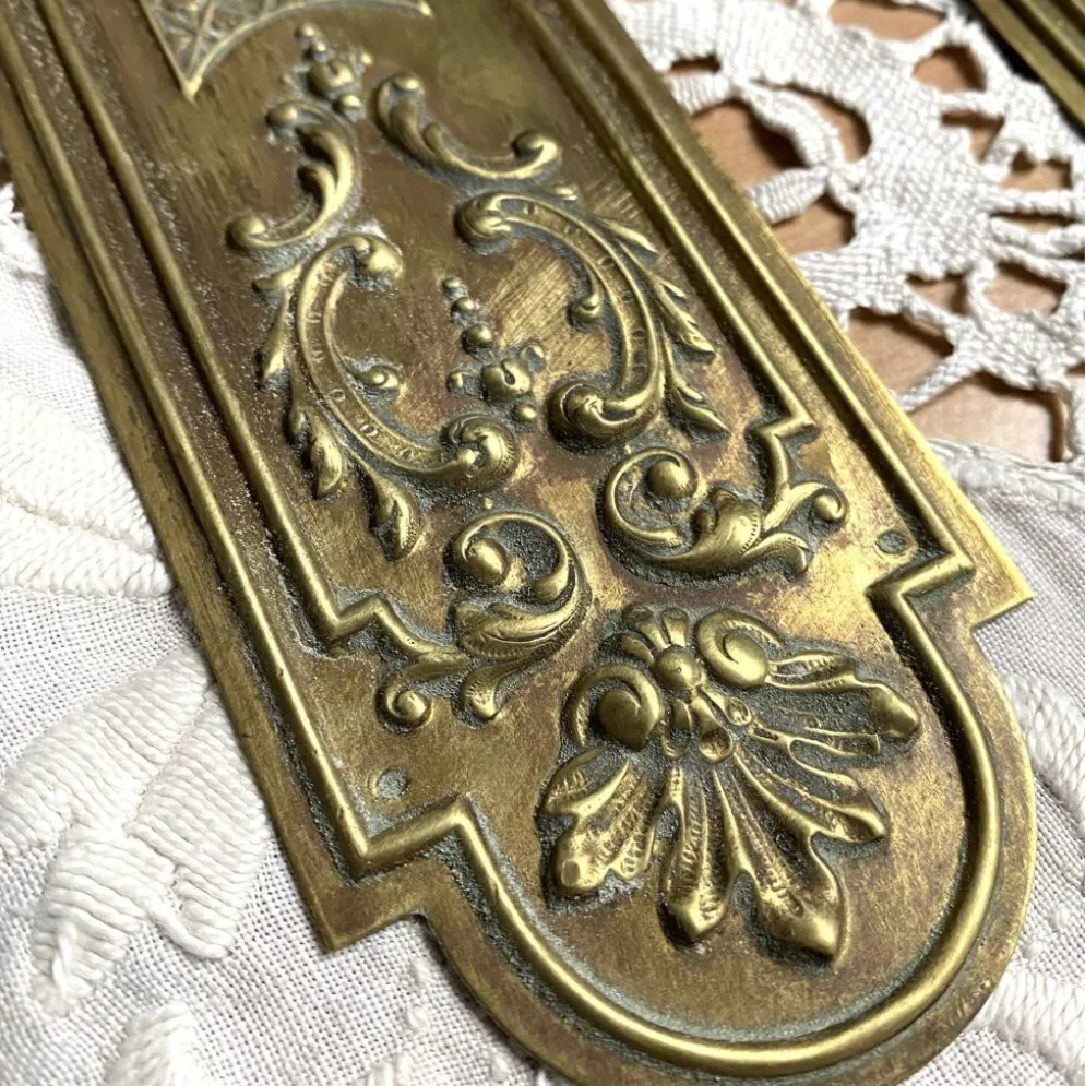 Plaques de propreté anciennes en laiton
