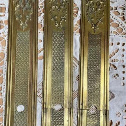 Plaques de propreté anciennes en laiton