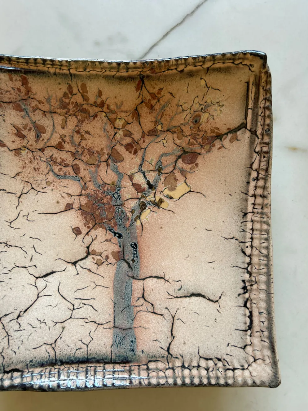 Plat carré en grès émaillé "Arbre" – Bernard Dal Magro