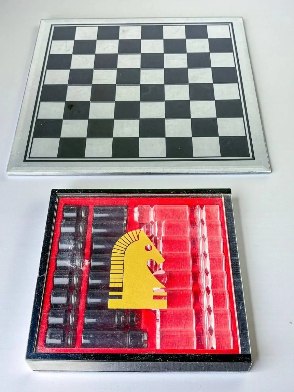 Plateau d'échecs en acrylique et en verre de Felice Antonio Botta, Italie, années 1970.