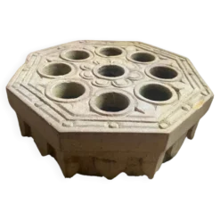 Plateau de jeu ancien en pierre sculptée