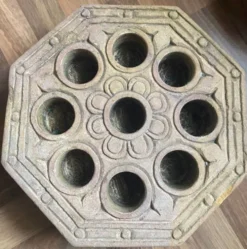 Plateau de jeu ancien en pierre sculptée