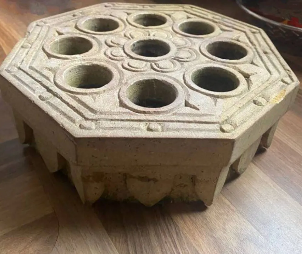 Plateau de jeu ancien en pierre sculptée