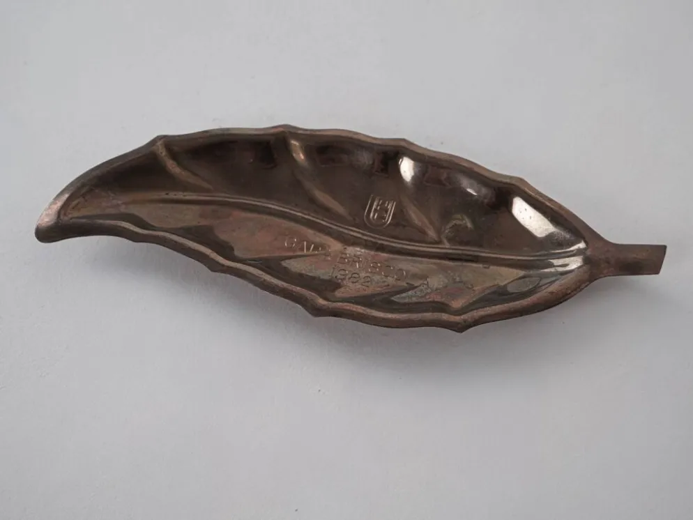 Plateau en métal en forme de feuille, design italien, années 1980, fabriqué en Italie.