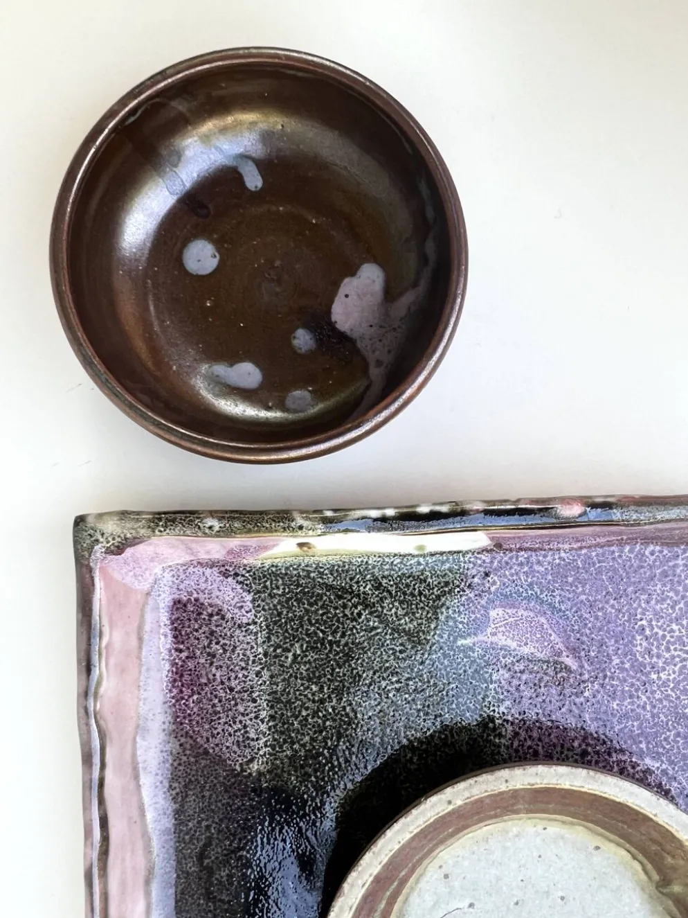 Plat / vide poche gres blanc chamoté & émaillé, pièce d'atelier signée 1970